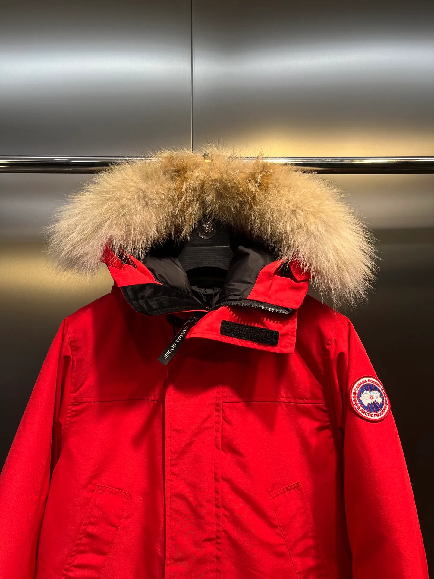 P840 𝘾𝘼𝙉𝘼𝘿𝘼 𝙂𝙊𝙊𝙎𝙀Big Goose 13# The design of Big Goose 13 is simple and elegant, a little longer than the 08 model, more suitable for men and suitable for business people. This down jacket is popular for its simple design, which is not only practical but also has a certain sense of fashion. In terms of applicability, the Daye 13 model provides good thermal insulation performance. Its thermal insulation coefficient is level 5, which can provide enough warmth and is suitable for wearing in cold environments. In addition, the Daye 13 model also has a high cost performance. Compared with other models, it provides a better balance between price and performance, making it more competitive in the market.  size：xs-xxl